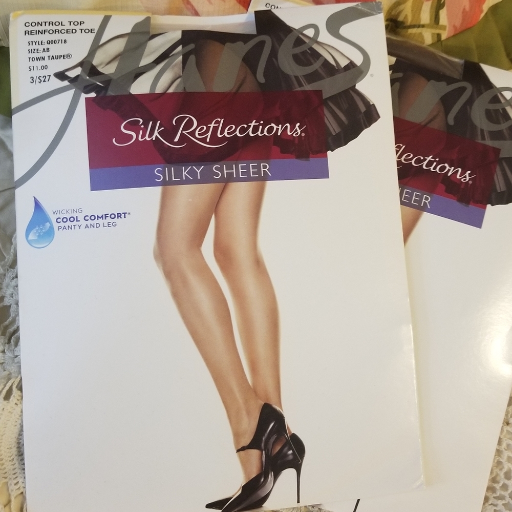 NEW In Package Hosiery In Town Taupe Size AB
